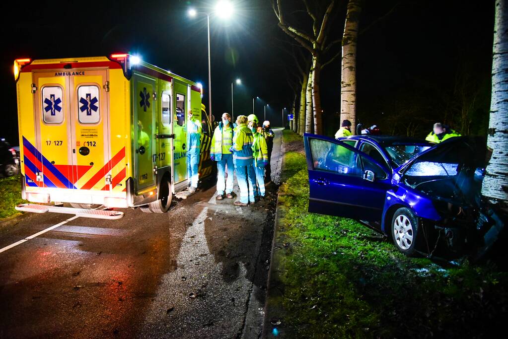 Bestuurder botst met auto frontaal op boom