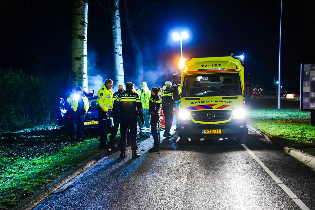 Bestuurder botst met auto frontaal op boom