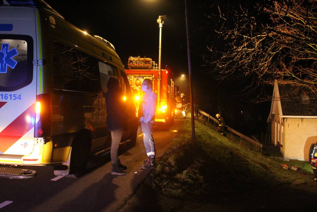 Bestuurder van dijk afgereden en tegen huis geknald