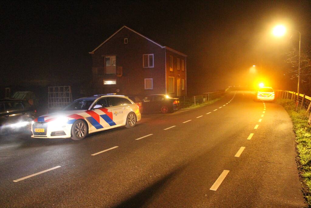 Bestuurder van dijk afgereden en tegen huis geknald