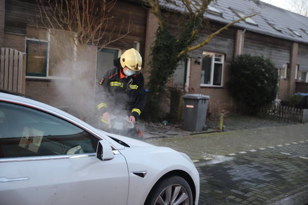 Rookontwikkeling bij auto van het merk Tesla