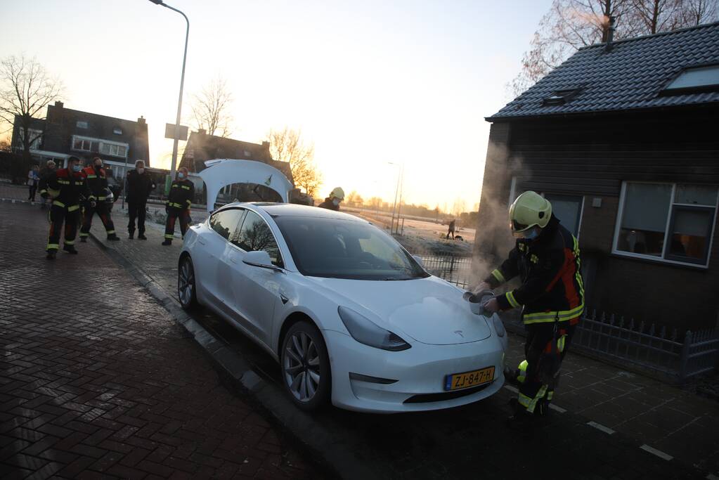 Rookontwikkeling bij auto van het merk Tesla