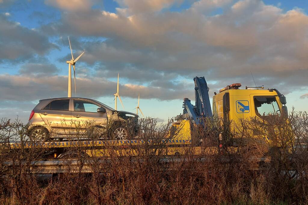 Auto tegen de vangrail door gladheid