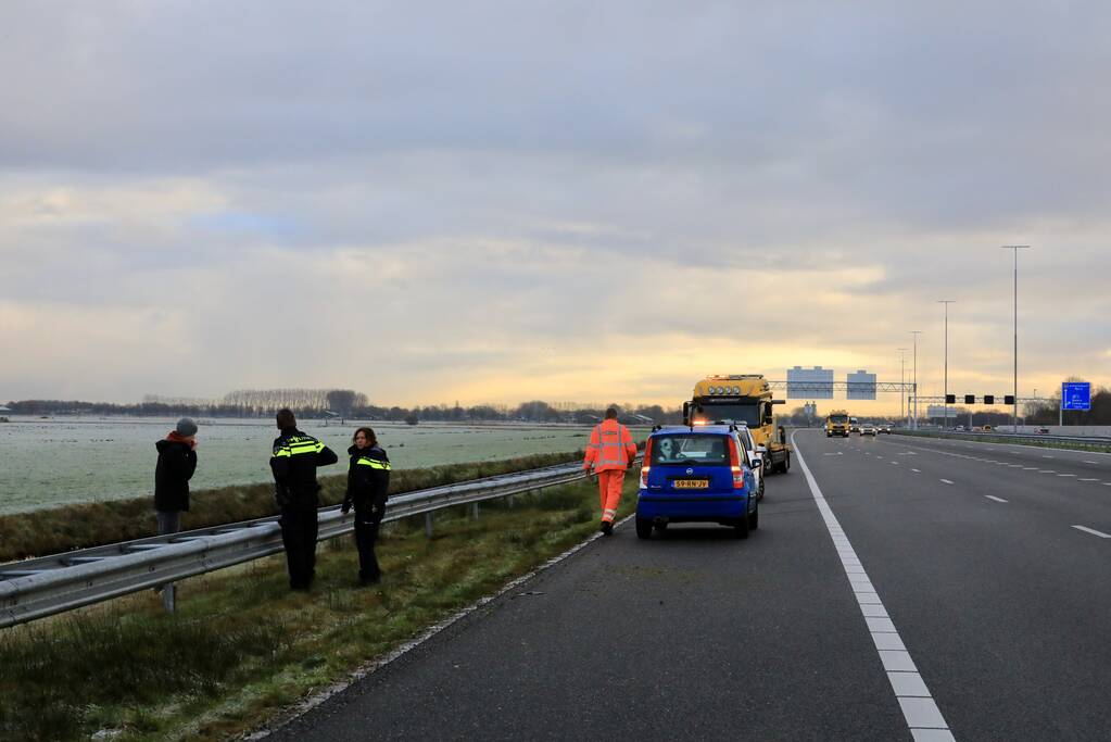 Automobilist raakt van de weg door gladheid