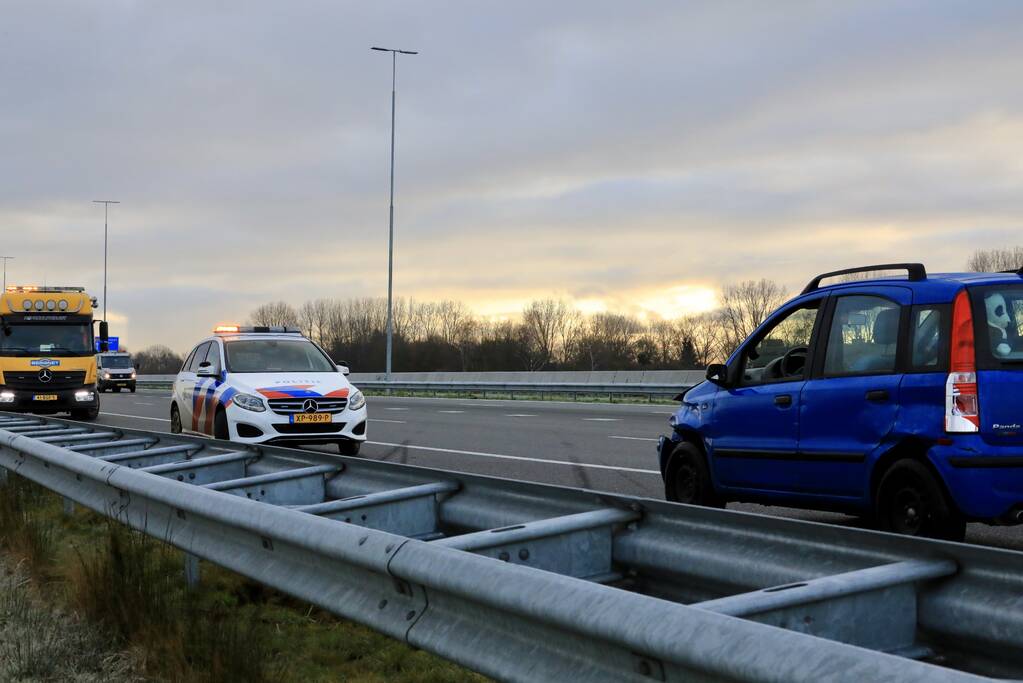 Automobilist raakt van de weg door gladheid