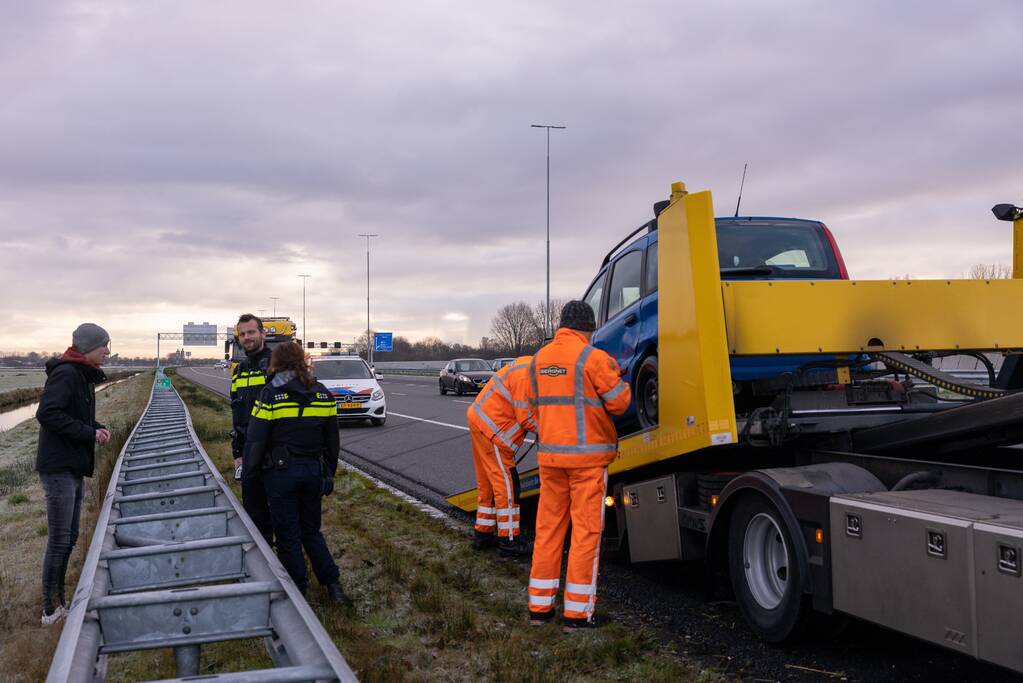 Automobilist raakt van de weg door gladheid
