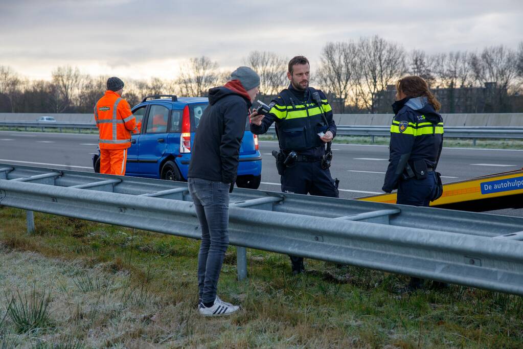 Automobilist raakt van de weg door gladheid