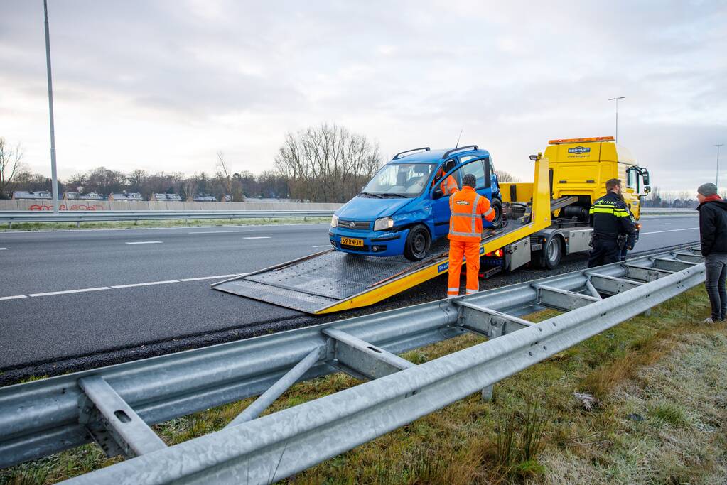 Automobilist raakt van de weg door gladheid