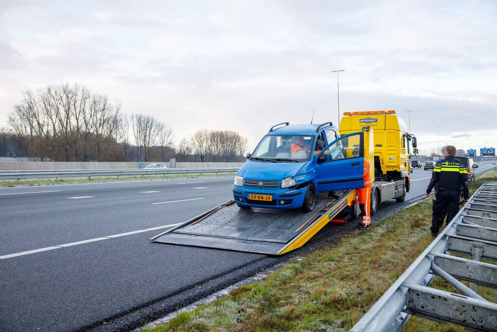 Automobilist raakt van de weg door gladheid