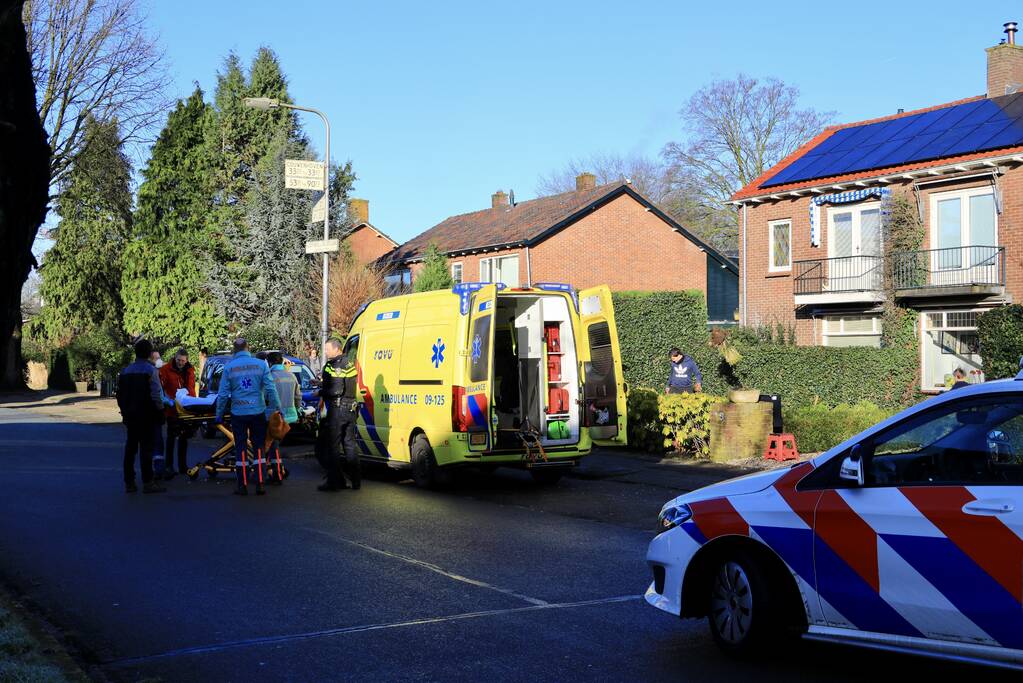 Fietsster ziet auto over het hoofd en raakt gewond