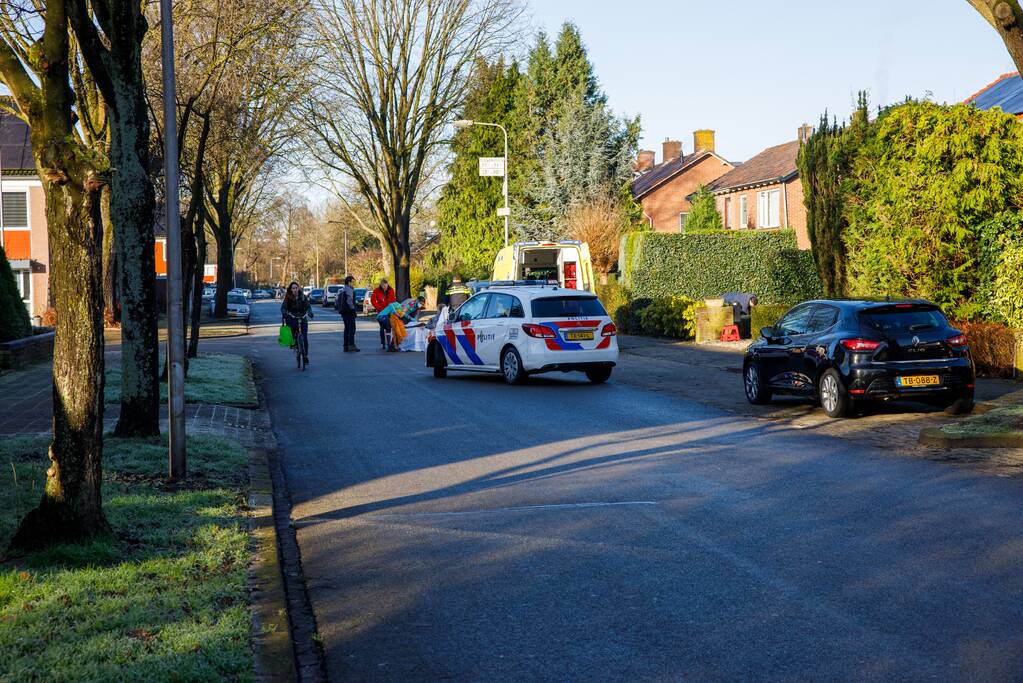 Fietsster ziet auto over het hoofd en raakt gewond