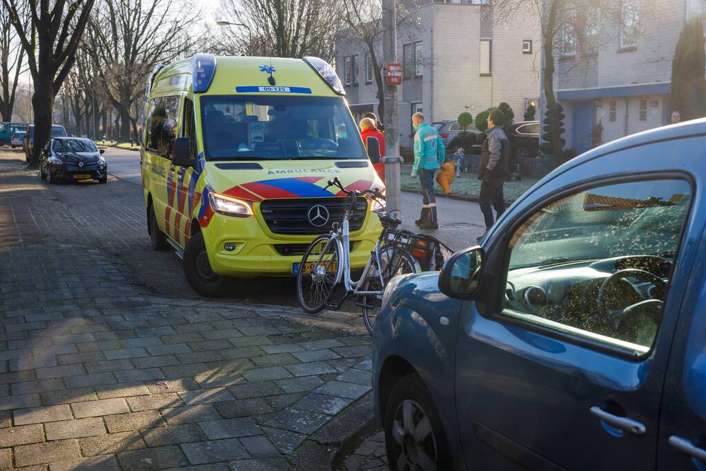 Fietsster ziet auto over het hoofd en raakt gewond