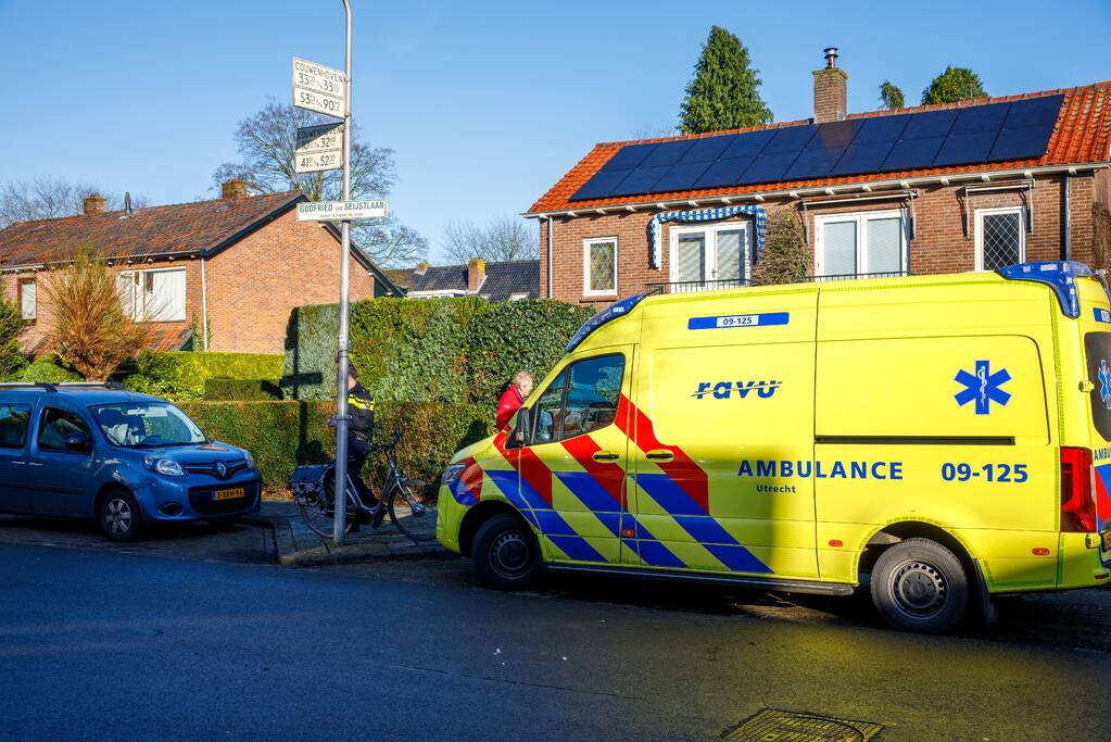 Fietsster ziet auto over het hoofd en raakt gewond