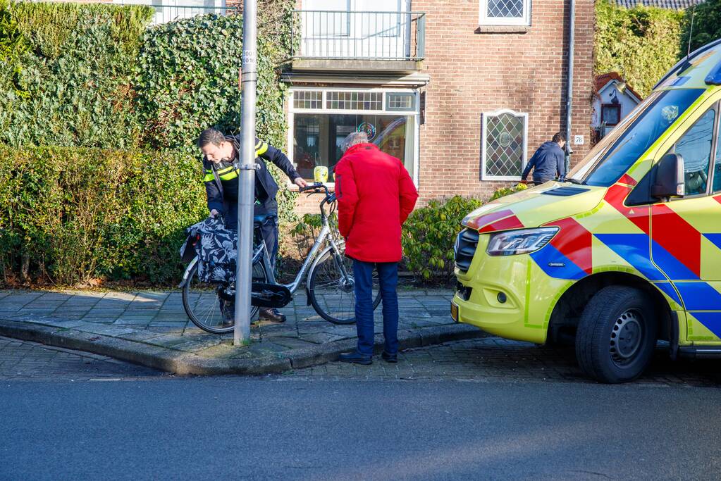 Fietsster ziet auto over het hoofd en raakt gewond
