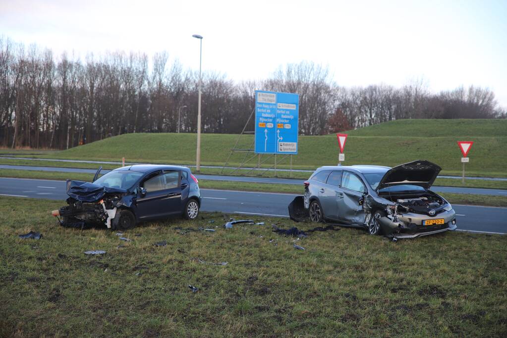 Twee gewonden bij frontale aanrijding