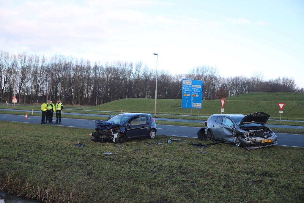 Twee gewonden bij frontale aanrijding