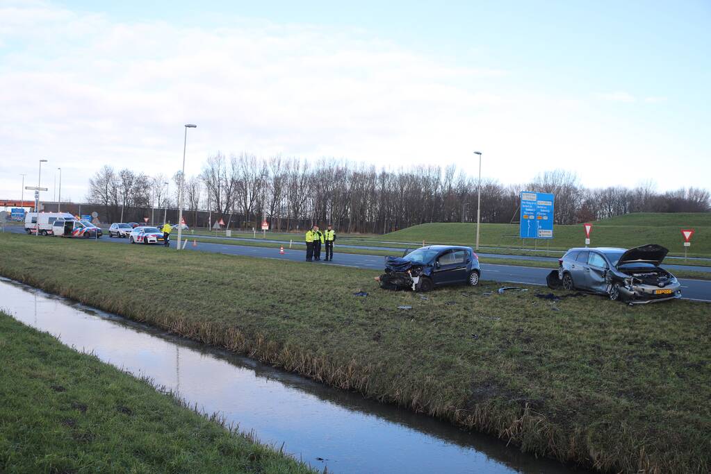 Twee gewonden bij frontale aanrijding