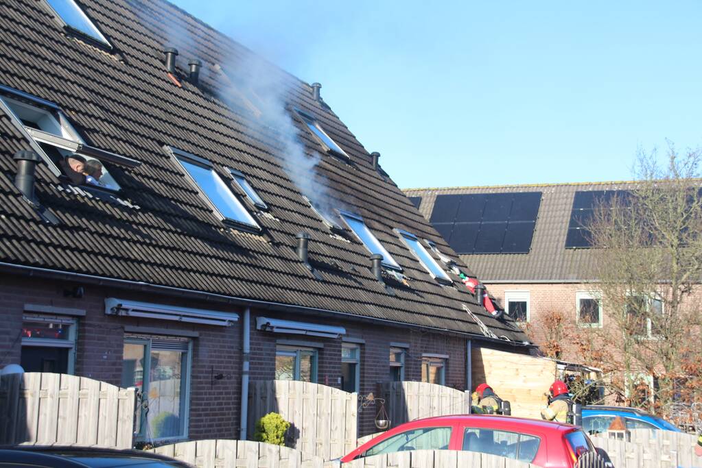 Brandweer blust zolderbrand