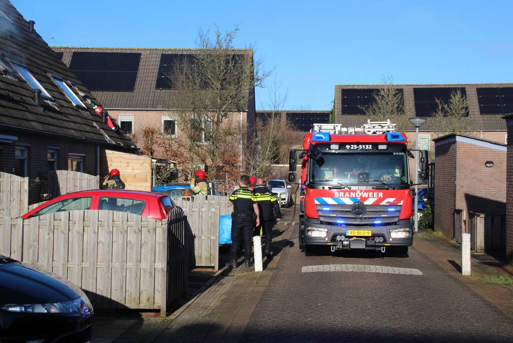 Brandweer blust zolderbrand