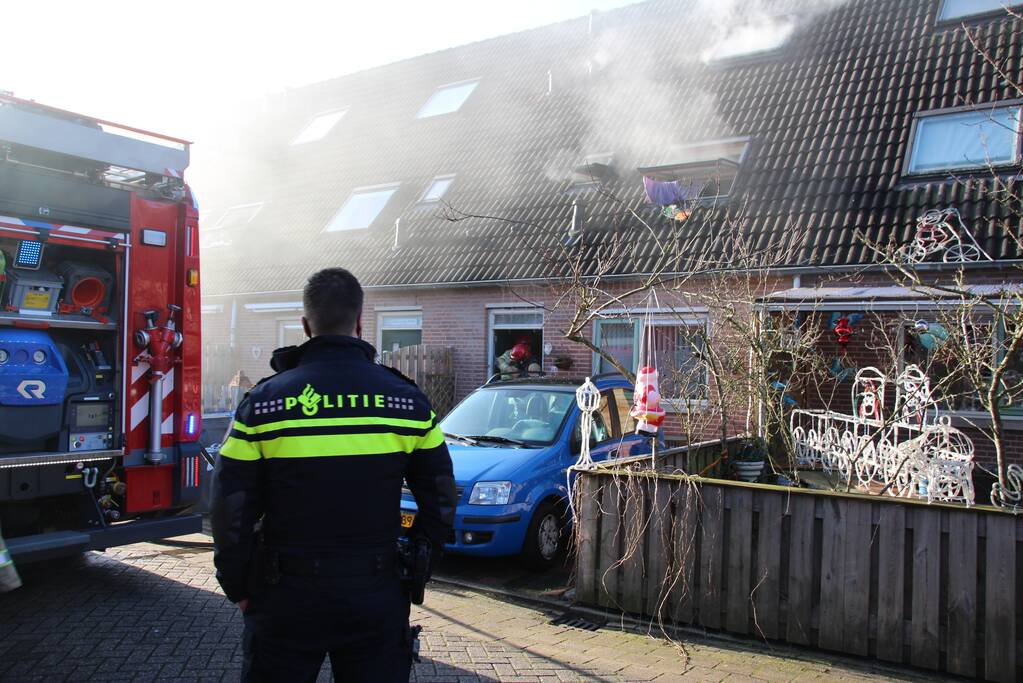 Brandweer blust zolderbrand