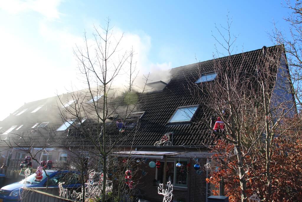 Brandweer blust zolderbrand