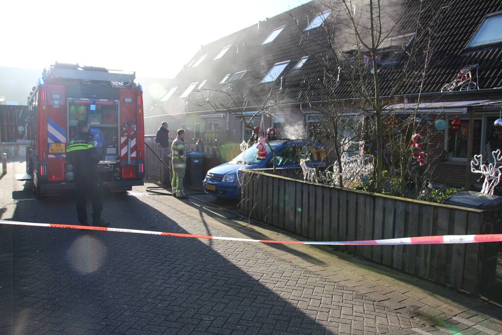 Brandweer blust zolderbrand