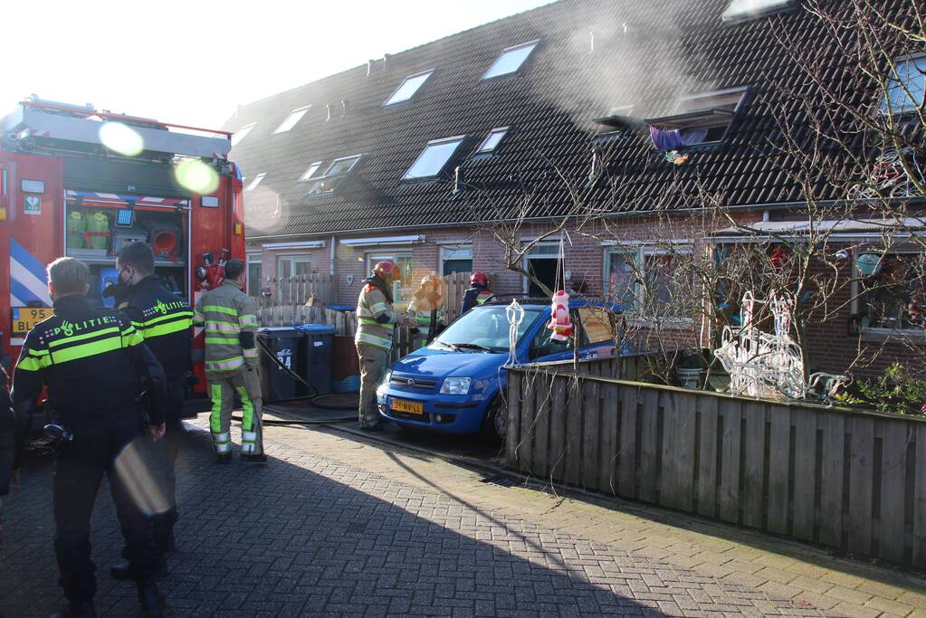 Brandweer blust zolderbrand