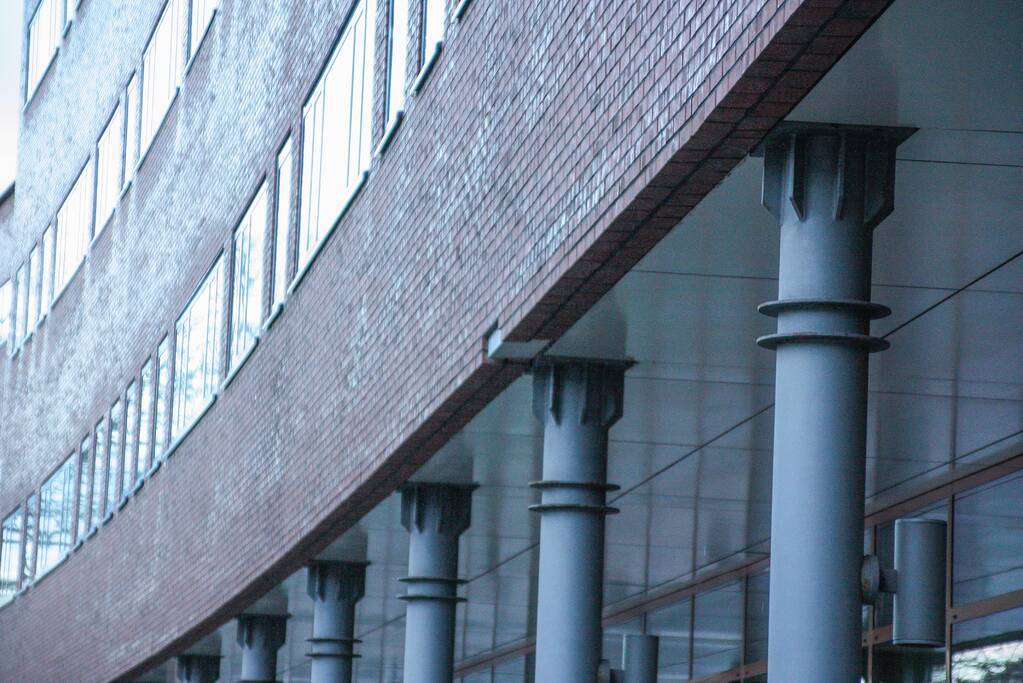 Stenen komen los van gebouw