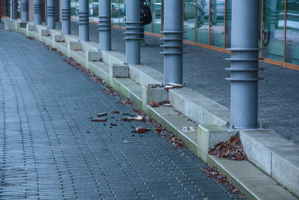Stenen komen los van gebouw