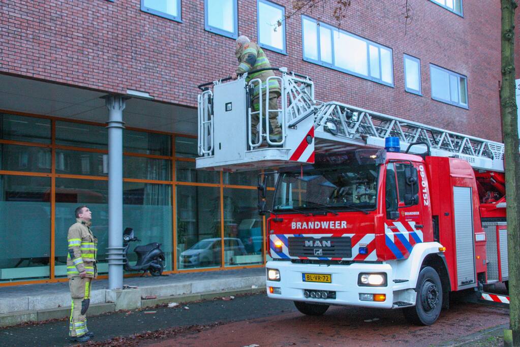 Stenen komen los van gebouw