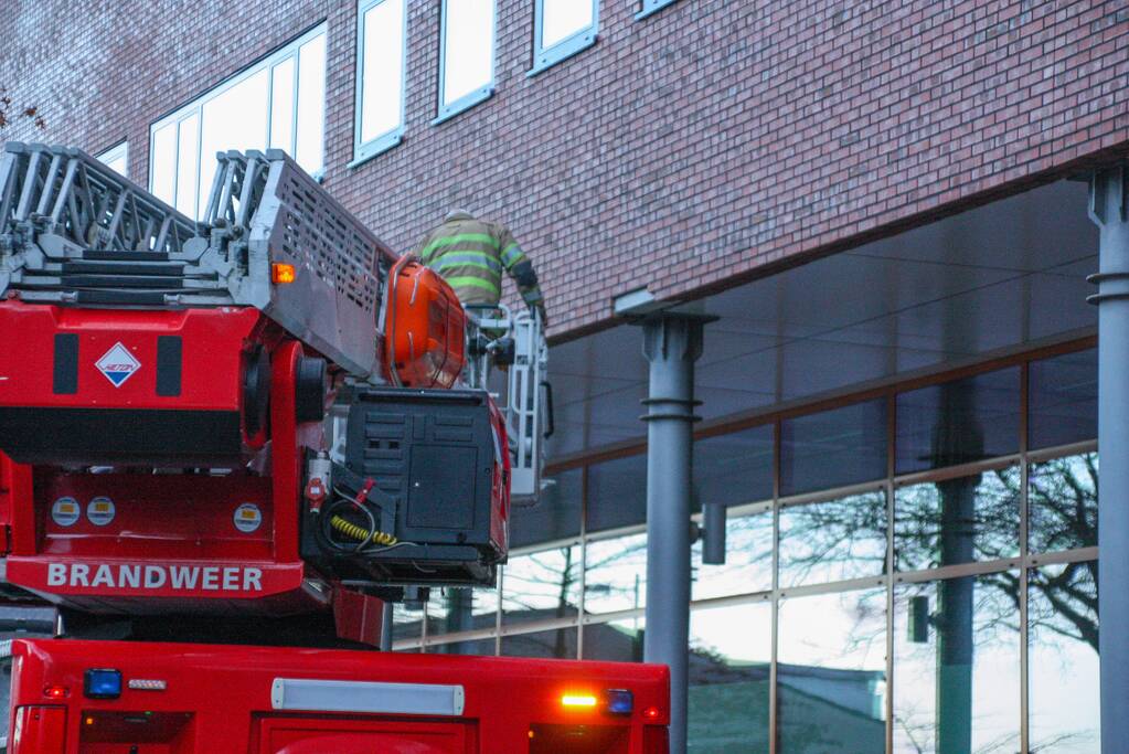 Stenen komen los van gebouw