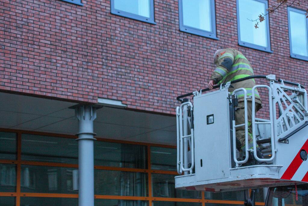 Stenen komen los van gebouw