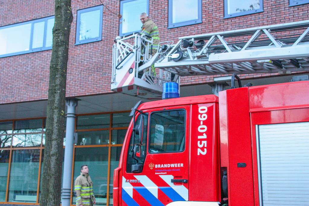Stenen komen los van gebouw