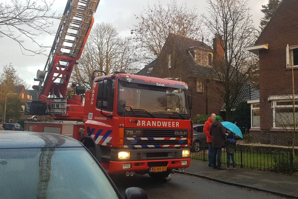 Brandweer veegt schoorsteen na brand