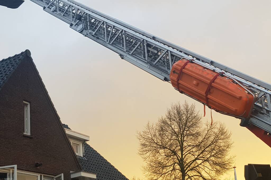 Brandweer veegt schoorsteen na brand
