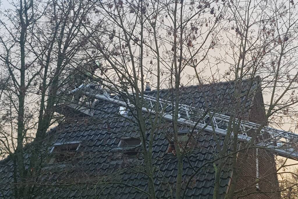 Brandweer veegt schoorsteen na brand