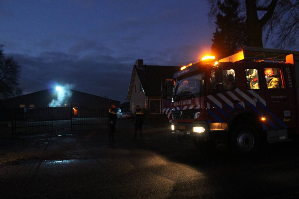 Vlammen slaan uit container na afvalverbranding