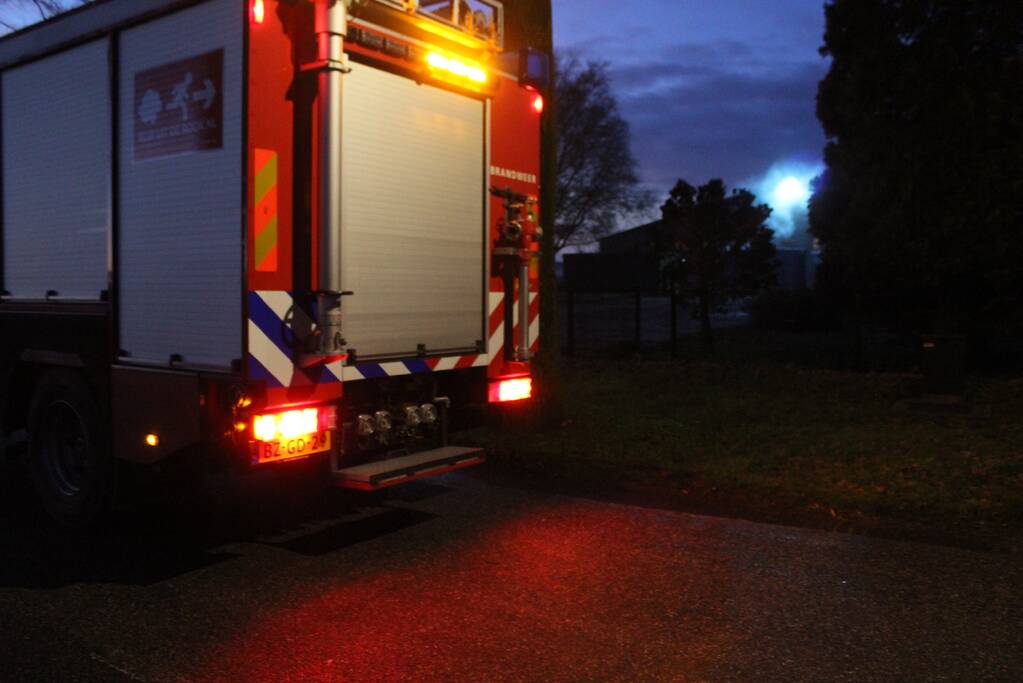 Vlammen slaan uit container na afvalverbranding