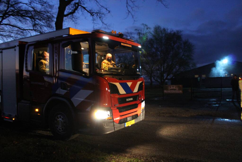 Vlammen slaan uit container na afvalverbranding
