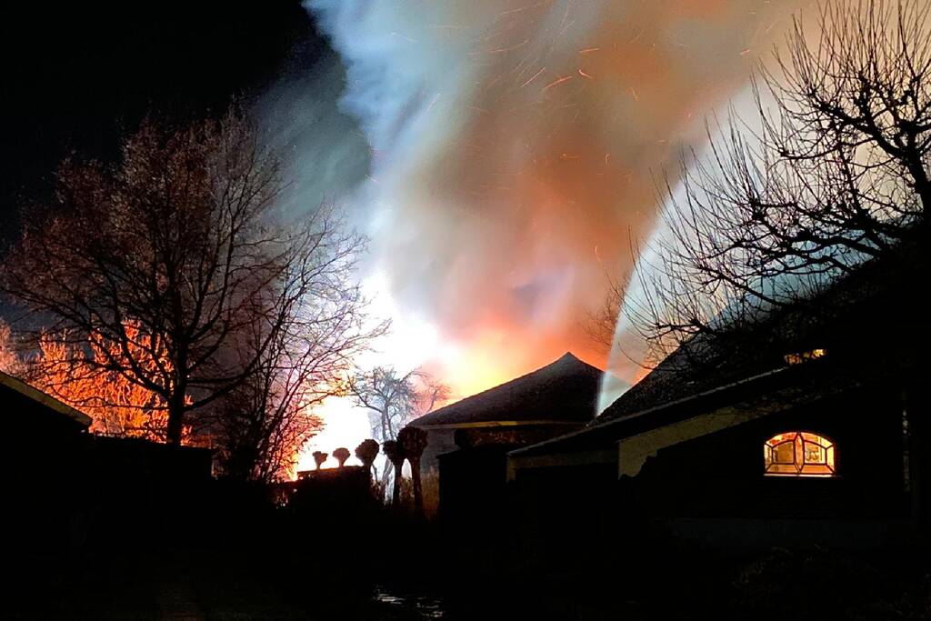 Grote brand verwoest schuur