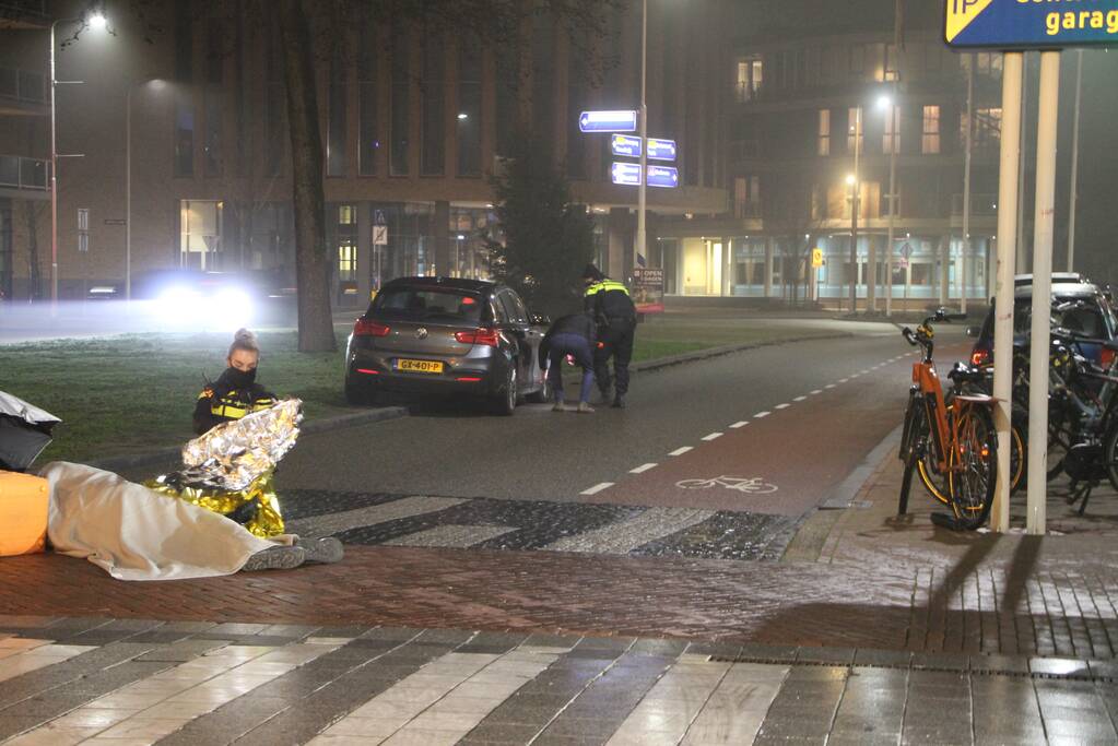 Maaltijd bezorger aangereden op zebrapad