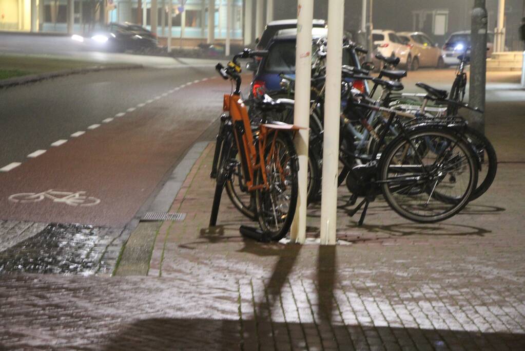 Maaltijd bezorger aangereden op zebrapad