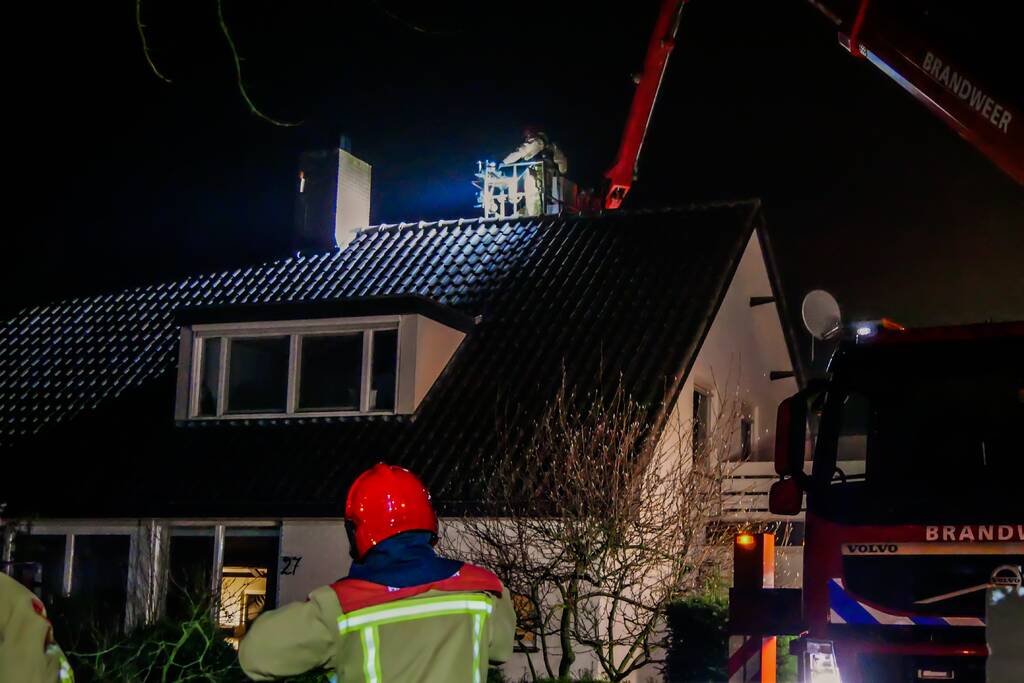 Brandweer blust schoorsteenbrand