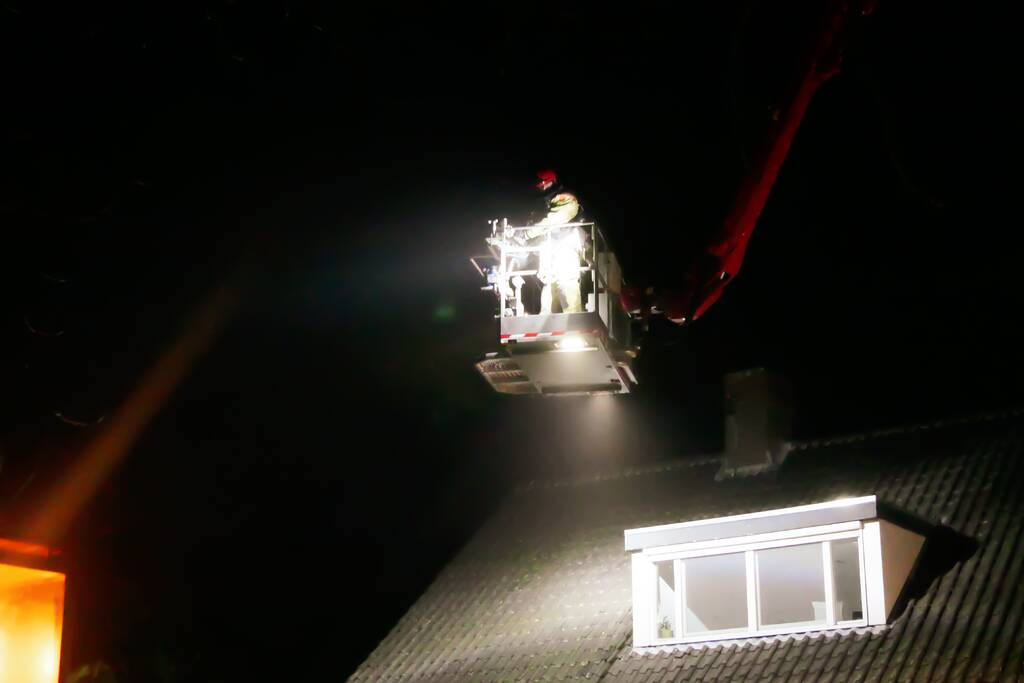 Brandweer blust schoorsteenbrand