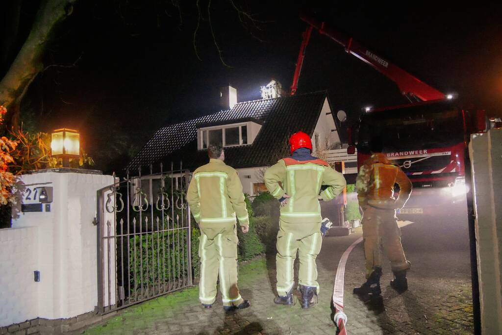 Brandweer blust schoorsteenbrand