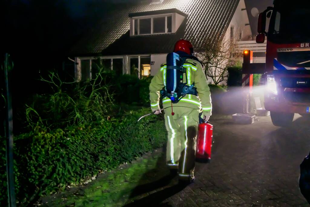Brandweer blust schoorsteenbrand