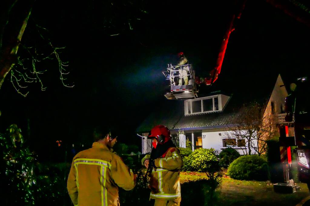 Brandweer blust schoorsteenbrand