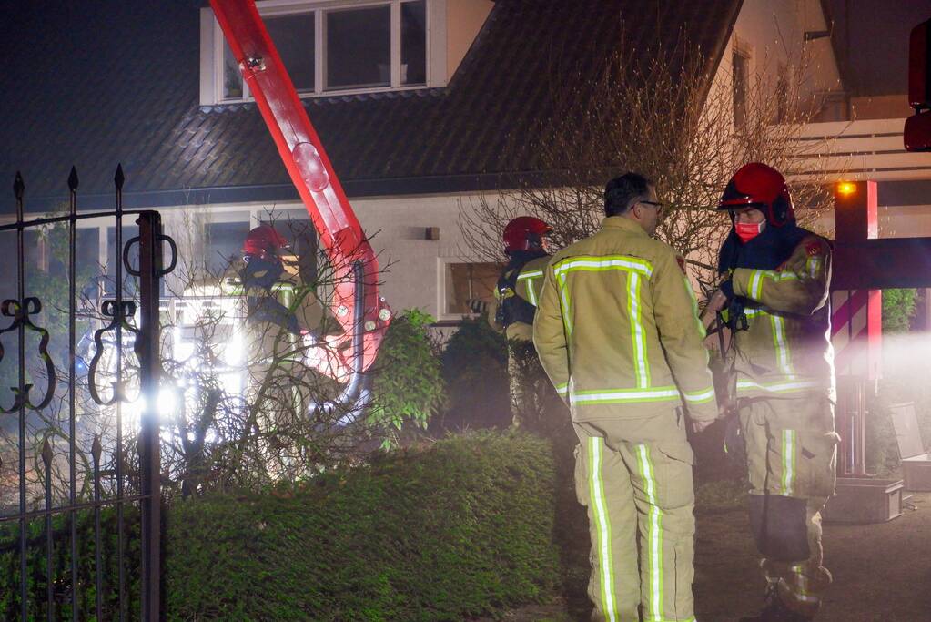 Brandweer blust schoorsteenbrand