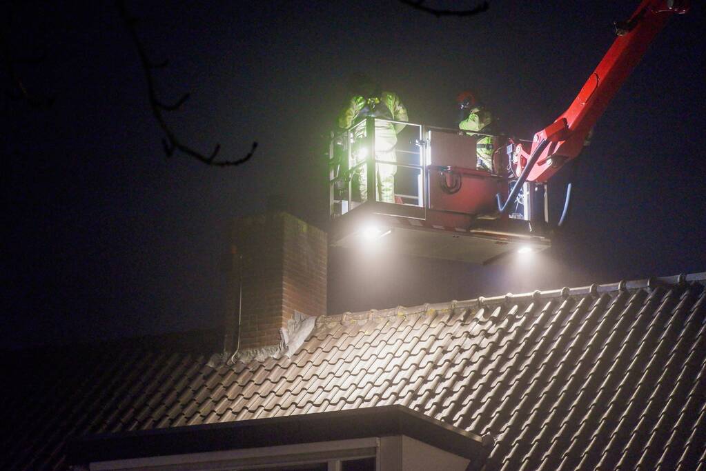 Brandweer blust schoorsteenbrand