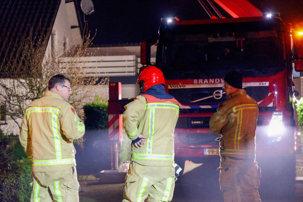 Brandweer blust schoorsteenbrand